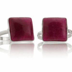 Anillo de piedra natural y plata modelo cuadrado básico. Rubi (corindon )