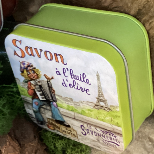 Jabon en caja metálica pequeña