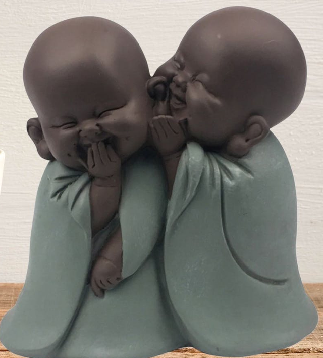 Estatua 2 monjes susurrantes