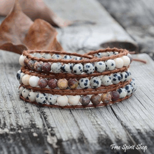 Pulsera envuelta con cuentas de jaspe dálmata y piel de jaspe rojo