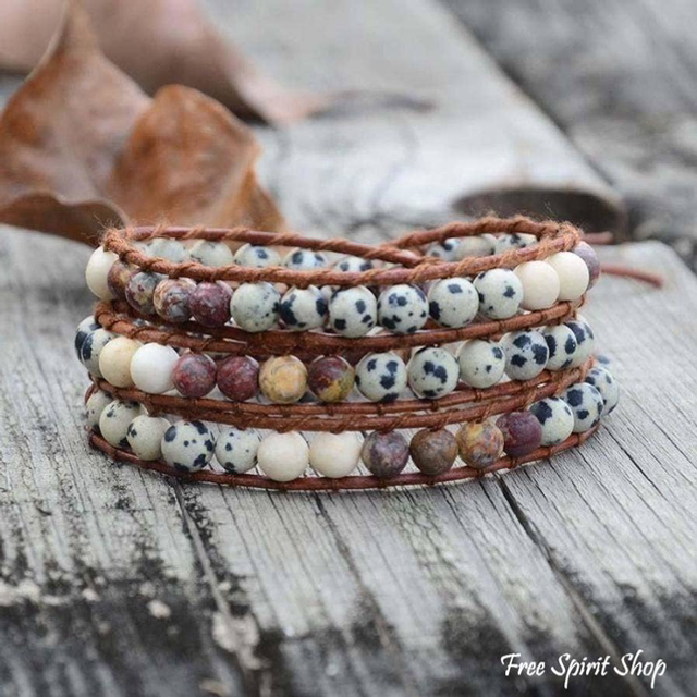 Pulsera envuelta con cuentas de jaspe dálmata y piel de jaspe rojo