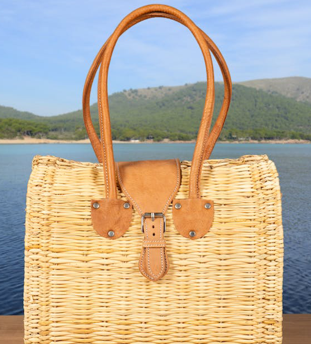 Cesta portuguesa mediana con asas redondas y solapa