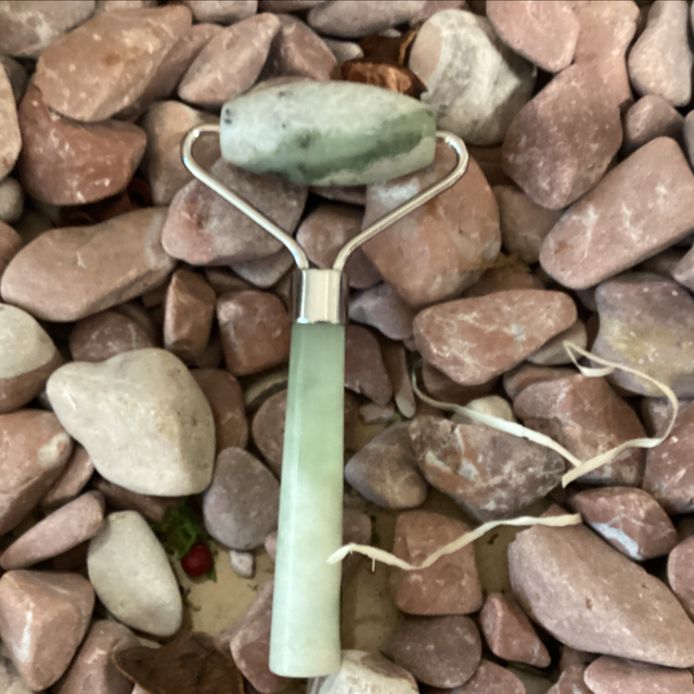 Masajeador de jade con rodillo