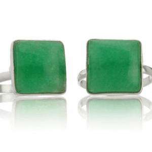 Anillo de piedra natural y plata modelo cuadrado básico. Zafiro verde