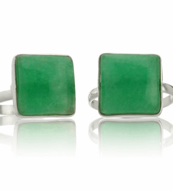 Anillo de piedra natural y plata modelo cuadrado básico. Zafiro verde Anillo de piedra natural y plata modelo cuadrado básico. Zafiro verde