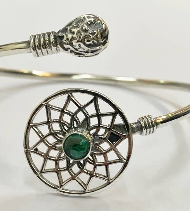 Brazalete ajustable chapado en plata atrapa sueños de malaquita