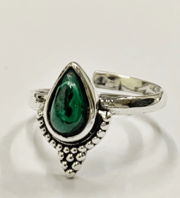 Anillo ajustable de cristal bañado en plata, varios diseños. Malaquita Anillo ajustable de cristal bañado en plata, varios diseños. Malaquita