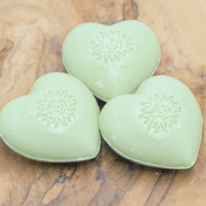 Corazón verde con aceite de oliva