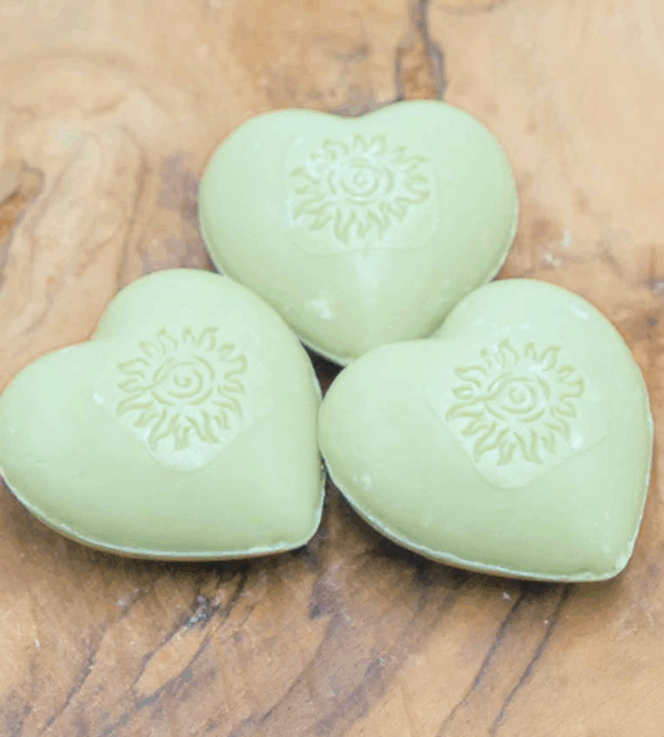 Corazón verde con aceite de oliva