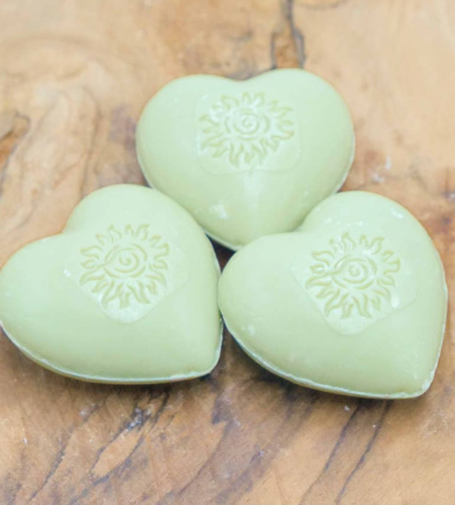 Corazón verde con aceite de oliva